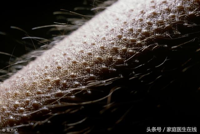 小孩脖子上有黑色鸡皮疙瘩似的