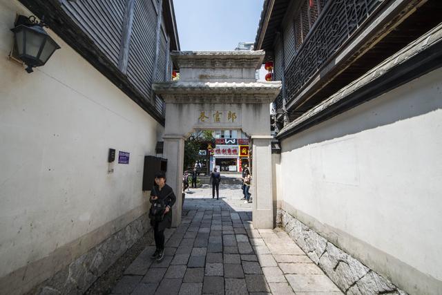 这是郎官巷,在杨桥巷南,南后街的东侧,巷的东头通福州市内闹区八一七