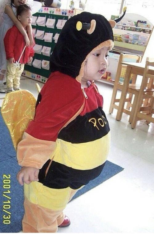 这些都是欧阳娜娜和她妈她姐微博里翻的照片,真的觉得娜娜小时候超