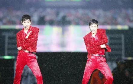 韩团雨中跳舞（韩团雨中表演合集）