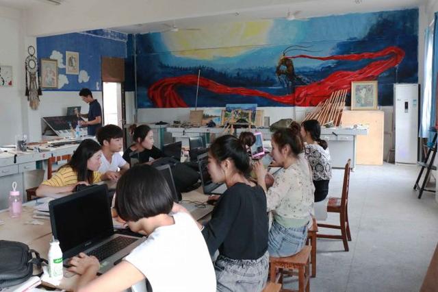 安庆一高校 班级自筹环保材料改造个性教室