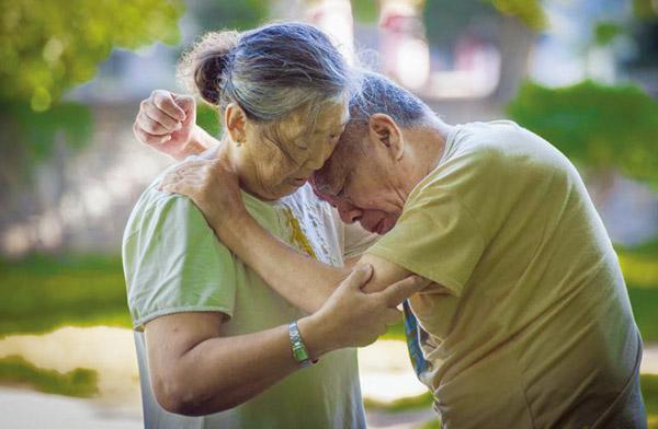 看老伴跳舞(看着老伴和别人跳舞)
