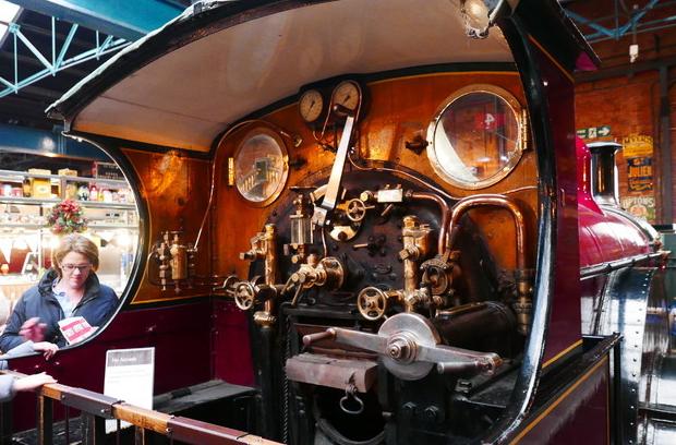 英国引领工业革命的时候，火车可都是贵族的奢侈出行方式