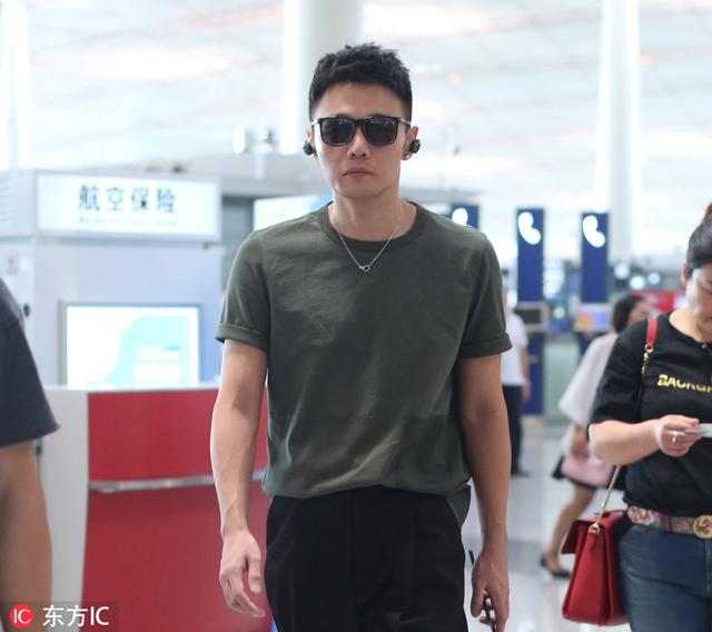 李荣浩身高:身高180的李荣浩明明是型男一枚，但为什么侧面却像小老头？