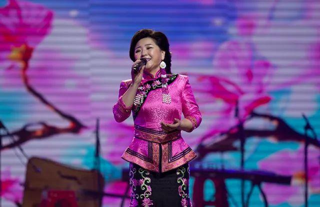 青年歌手娜仁其木格演唱的《诺恩吉雅》表达了美丽的科尔沁姑娘