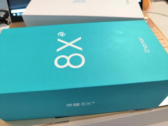 荣耀8X手机包装盒曝光 X也许单独成为新系列 媲美旗舰手机