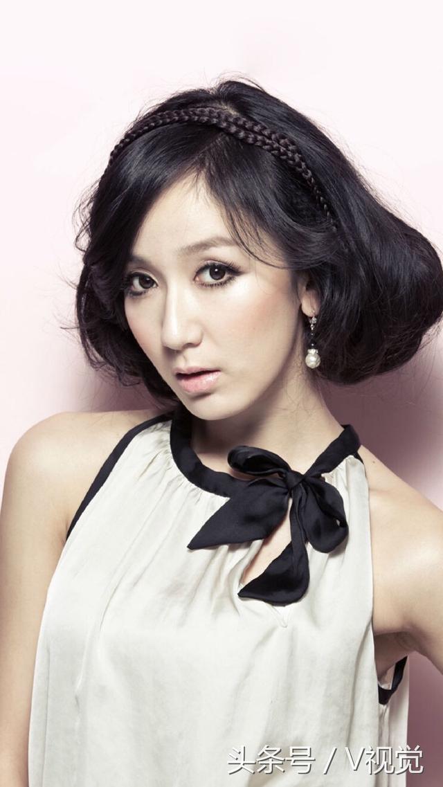 娄艺潇在《爱情心心相印》中 饰 万惠香(青年).