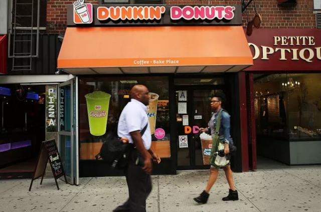 说好卖甜甜圈，背地里咖啡生意却好到星巴克都颤抖，这家美国老店决定要改名了