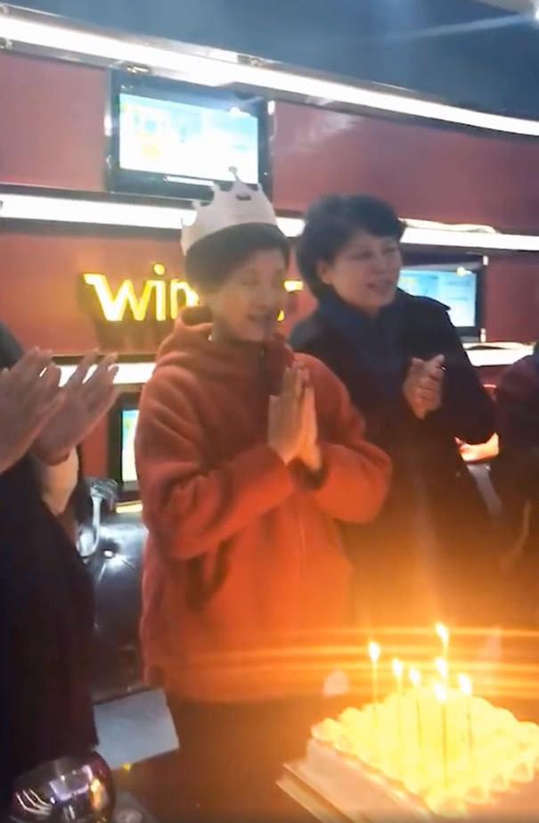 张国立的老婆:张国立为老婆庆生，宴会排场像过年，61岁邓婕衣着朴素气质不减