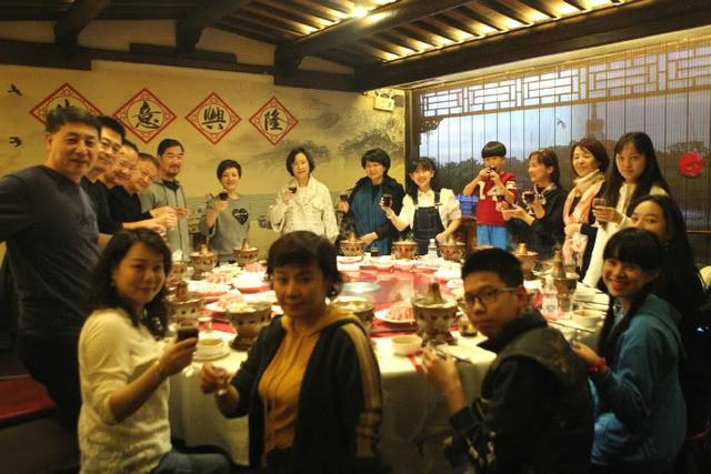 张国立的老婆:张国立为老婆庆生，宴会排场像过年，61岁邓婕衣着朴素气质不减