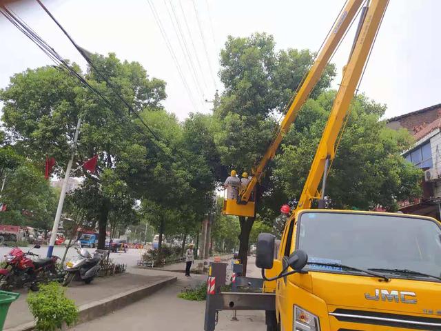 岳阳县新墙供电所：砍青扫障保供电“迎峰度夏”