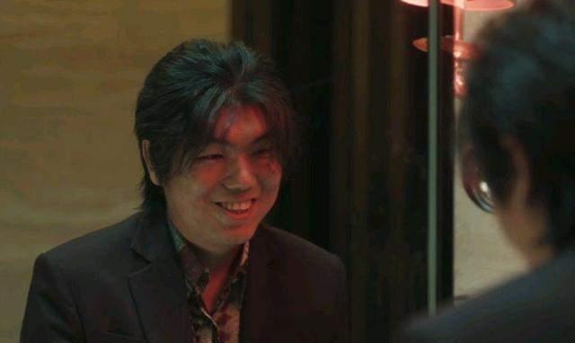 《扫黑风暴》剧组晒庆功宴，戏外的孙兴和徐英子，温馨合照引争议