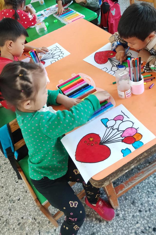 欢度国庆––魏庙镇房村幼儿园