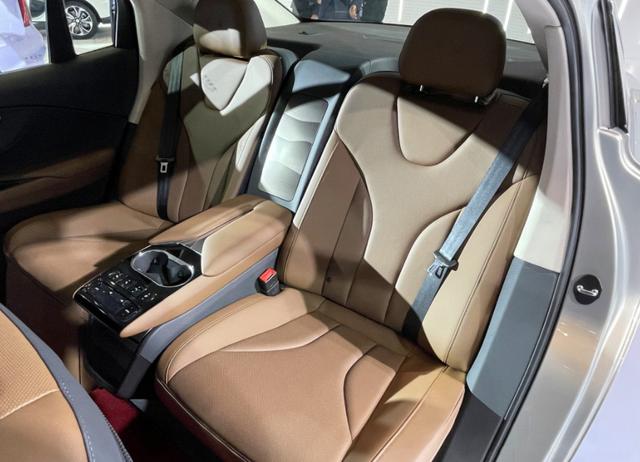 10月高端轿车销量丨5系、E级平起平坐，A6L腰斩，红旗2款车上榜