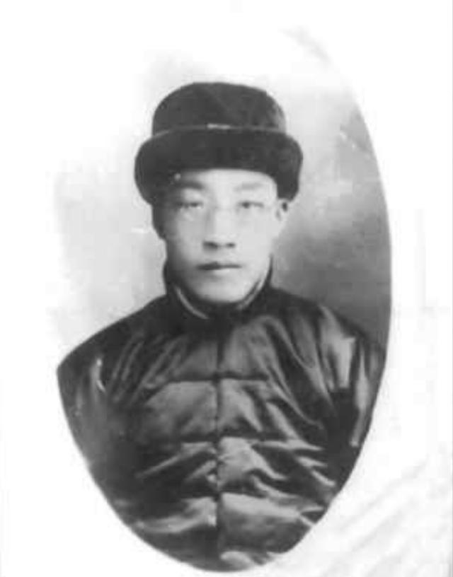 周总理的小学老师去世后，其儿子进京求职，总理接见他后当场落泪