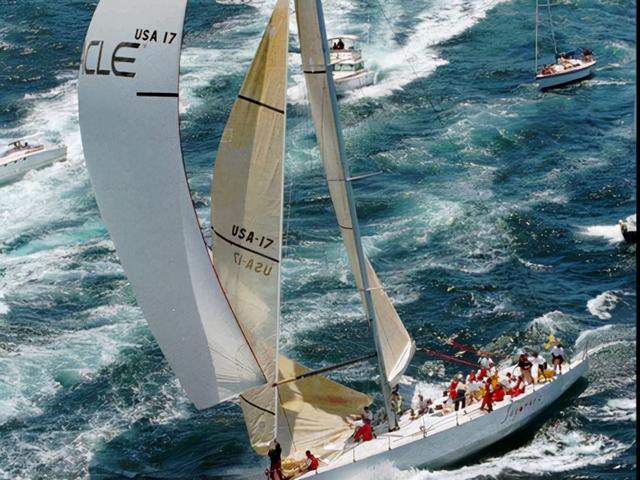 坐拥1500万股特斯拉股票，每年花几亿玩帆船，还有一架私人战斗机