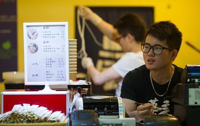 北大硕士创业遭董明珠怒斥：书白读了！后来靠卖米粉狂赚5亿元