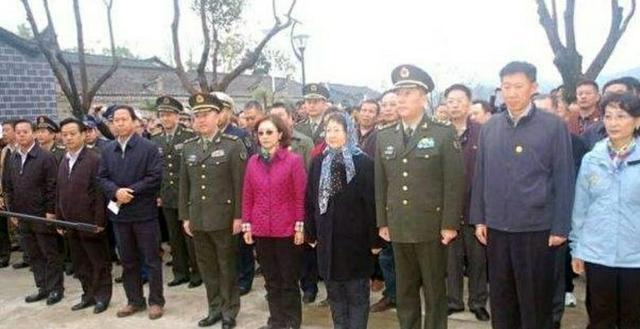 然而秦基伟一直咬牙坚持战斗,咬牙坚持指挥士兵,临危不惧,井然有序.