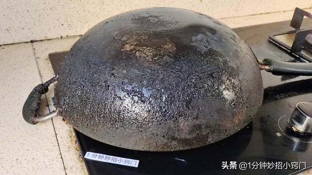 锅烧糊了上面黑的怎么去掉（去除锅底重度的黒垢）