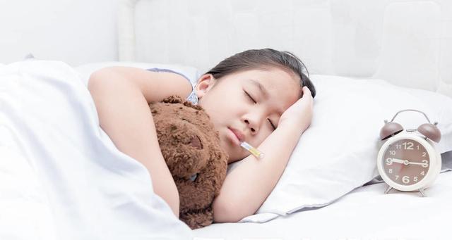 孩子发烧反复不退，家长们应该如何应对？