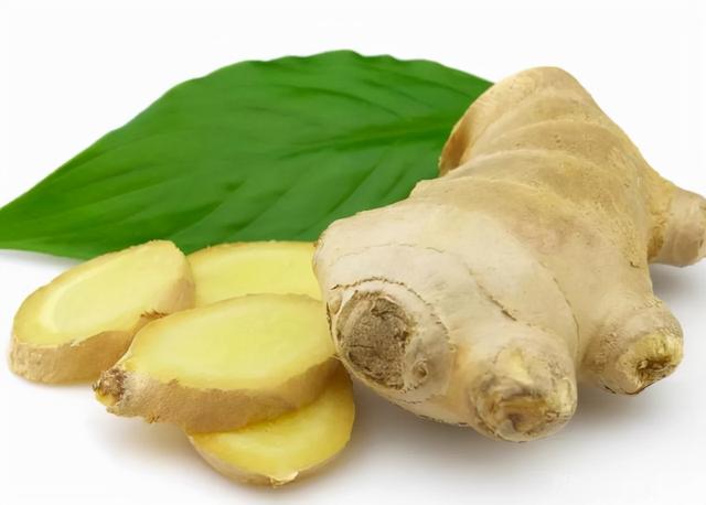 睡前用“生姜”涂抹脚底，一段时间后，或有这5大好处不约而至