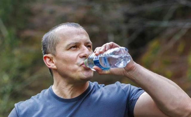 喝水时，一半热水兑一半冷水，对身体有何危害？越早知道越好