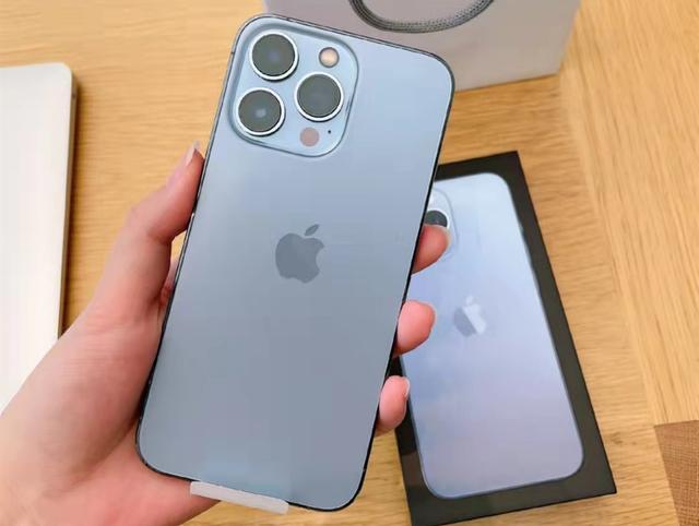 金属边框+AG玻璃，8GB+128GB版跌至639元，外观致敬iPhone13Pro
