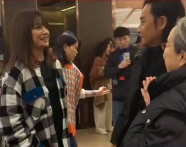 尔泰是谁演的:赵薇现身《两只老虎》首映，与容嬷嬷尔泰后台同框，更现场学比心