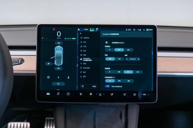 智能驾驶横评，小鹏P7、特斯拉Model 3、智己L7谁能脱颖而出？