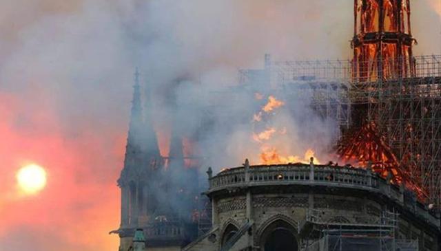 当年法国是火烧圆明园的罪魁之一，他们滥杀无辜是不是先谢罪？