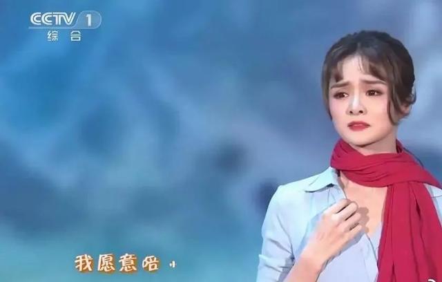 在央视春晚走红后,骆文博迎来人气和掌声的同时,也引来了关于她"整容"