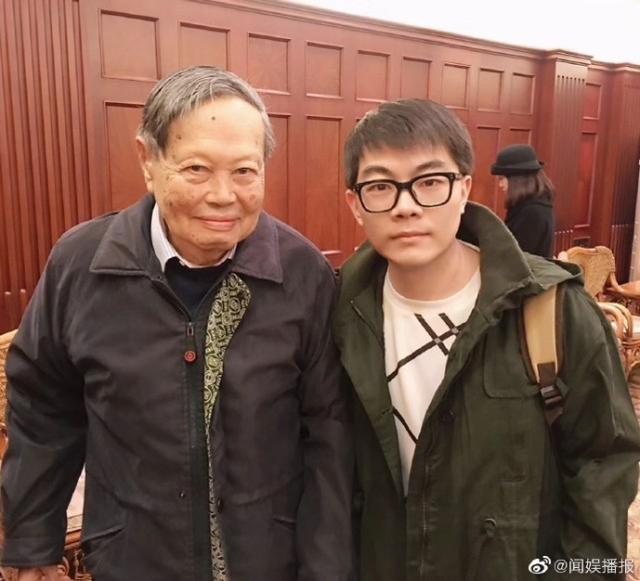 知情人曝大衣哥儿子已离婚，小伟已找新女友，女方颜值不输陈亚男