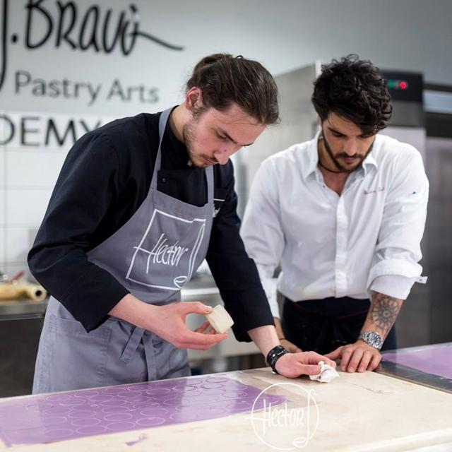 烘培师一个月大概多少钱（烘焙师工资收入怎么样）