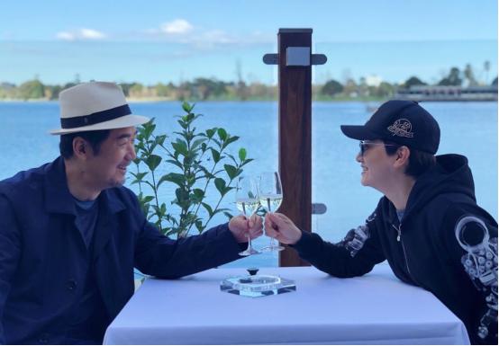 张国立的老婆:张国立与妻子罕见同框，虽结婚三十年，但61岁邓婕仍保养的很好