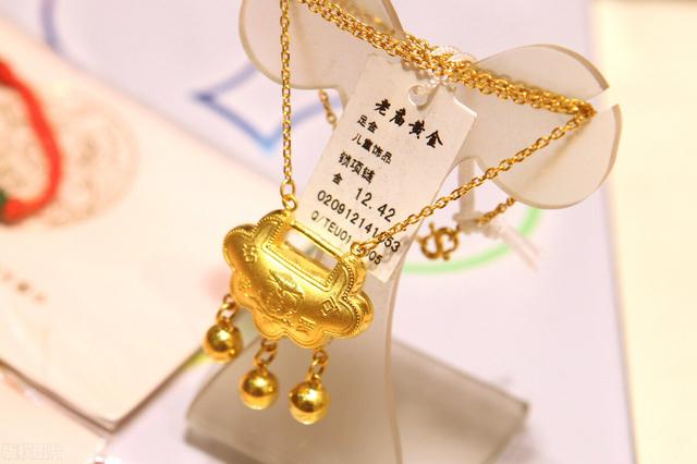 为何要在孩子出生时挂长命锁