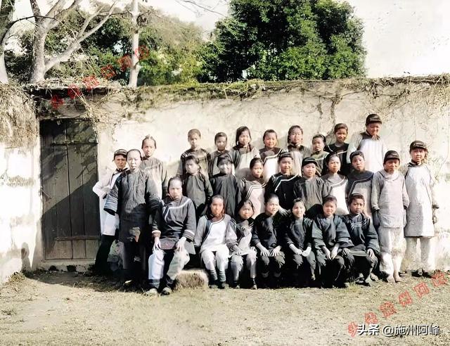 老照片：清朝时期的女子学校，学校里面全是女学生