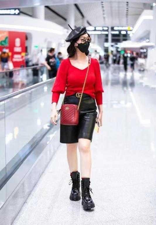 赵雅芝比年轻人更懂穿搭 红色上衣配五分皮裤 马丁靴真洋气 太阳信息网