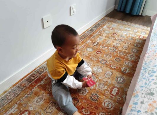 3岁宝宝半夜惊醒，手指向窗外哇哇大哭，次日全家连夜搬走