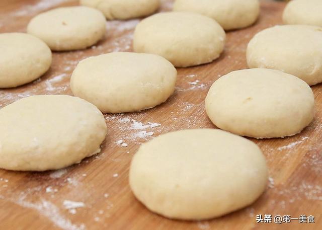 饼的制作方法 饼的制作方法（槐花饼的制作方法） 美食