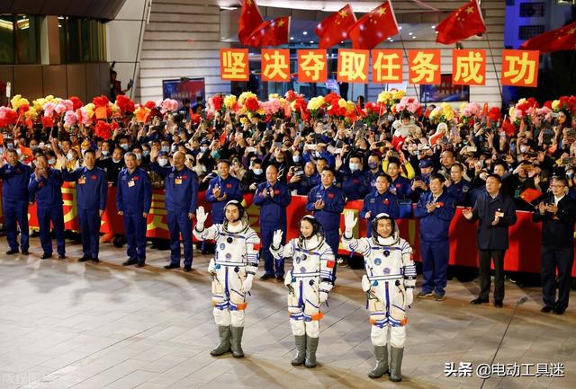 王亚平8年后再出征，5岁女儿送行，打破返回地球禁止生孩子的谣言