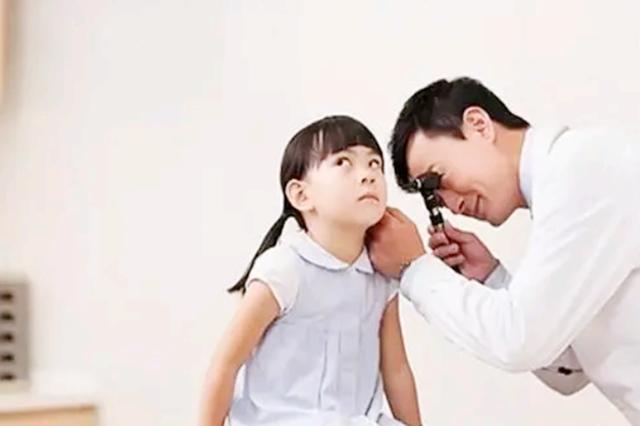 宝宝“歪头杀”看你，虽然看起来很萌，其实可能是病，家长别大意