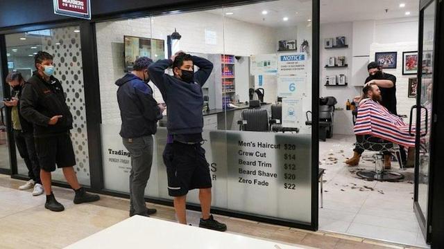 全球封锁时间最长的墨尔本今日解封：理发店和商场外排长队，餐厅预约排到3个月后，很多人产生“重返焦虑”