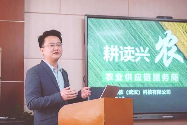 湖北武汉：95后小伙卖菱角一年搞3000万 玩电商发财