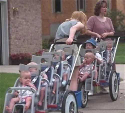 全球首例七胞胎，每天喝42瓶奶粉，换52块尿布，23年后都过得怎样