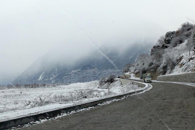 單車未裝防滑鏈翻越西藏大雪山 多車事故 有驚無險色季拉山 Kks資訊網