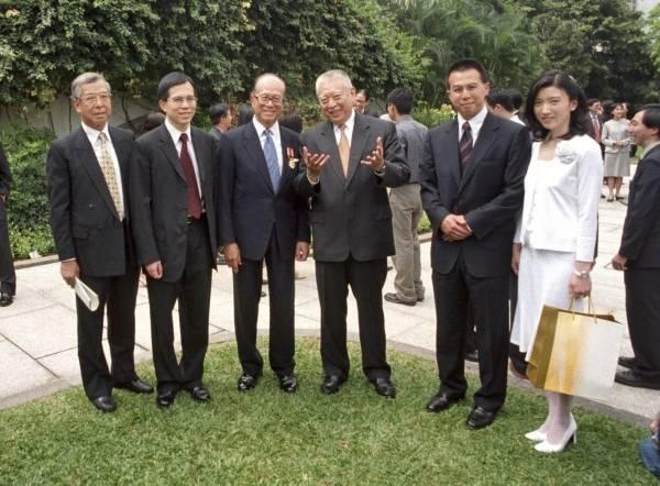 父亲欠2百亿，他找霍英东和李嘉诚帮忙，卖掉公司反而赚了3百亿