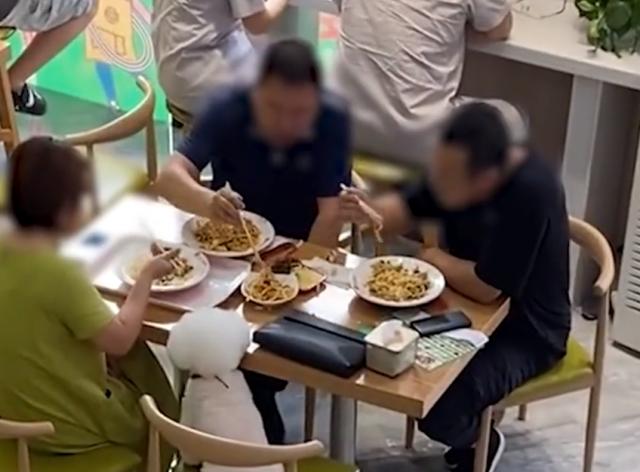 遼寧一女子帶狗上桌舔食 還用筷子餵食小狗 引網友議論紛紛 中國熱點