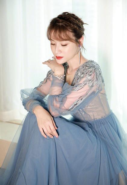 叶一茜品位真不错一袭蓝色网纱裙配盘发魅力十足气质好高级