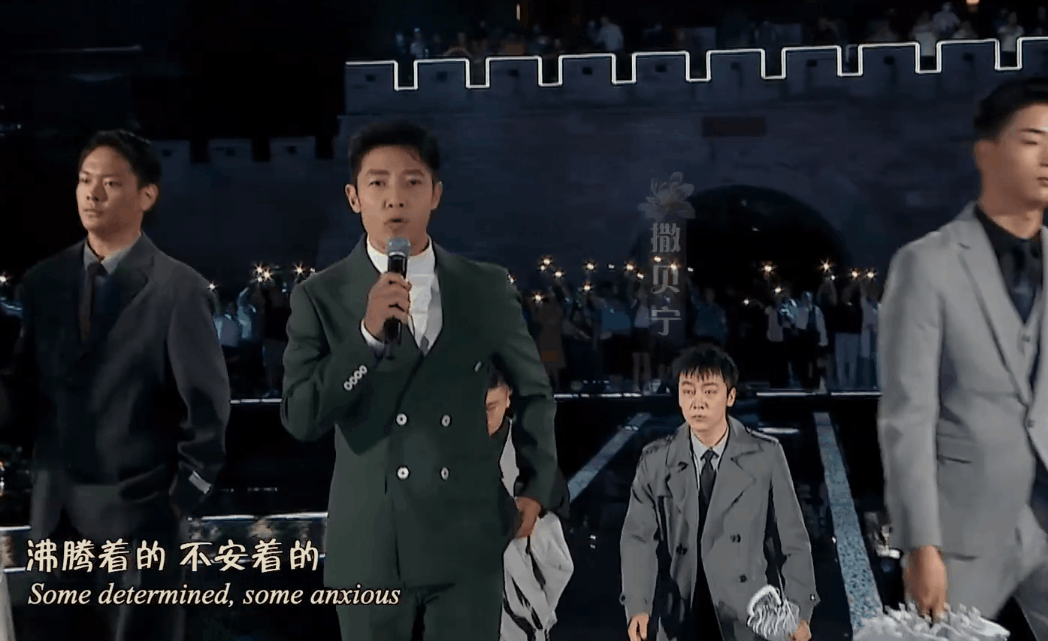 中秋晚会：周深背影好绝，撒贝宁唱歌憋笑，刘诗诗对不起这身衣服