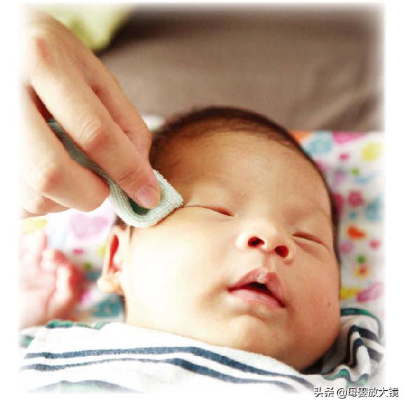 新生女婴用爽身粉还是身体乳